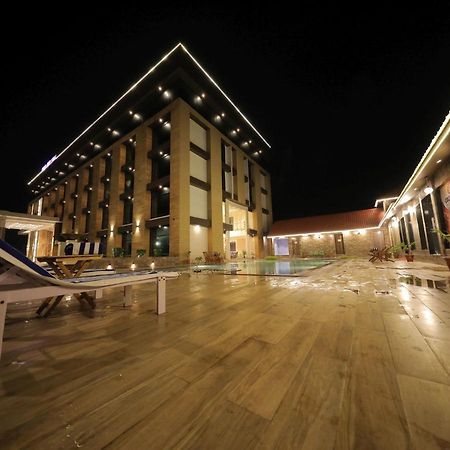Sarovar Portico, Somnāth Extérieur photo